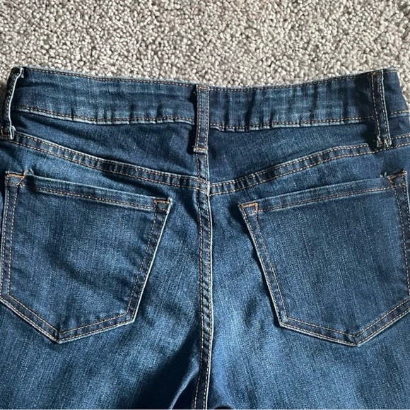 Old Navy Rockstar Mid Rise Jeans Size Regular 2
Distressed Whiskering Fading - Picture 4 of 7